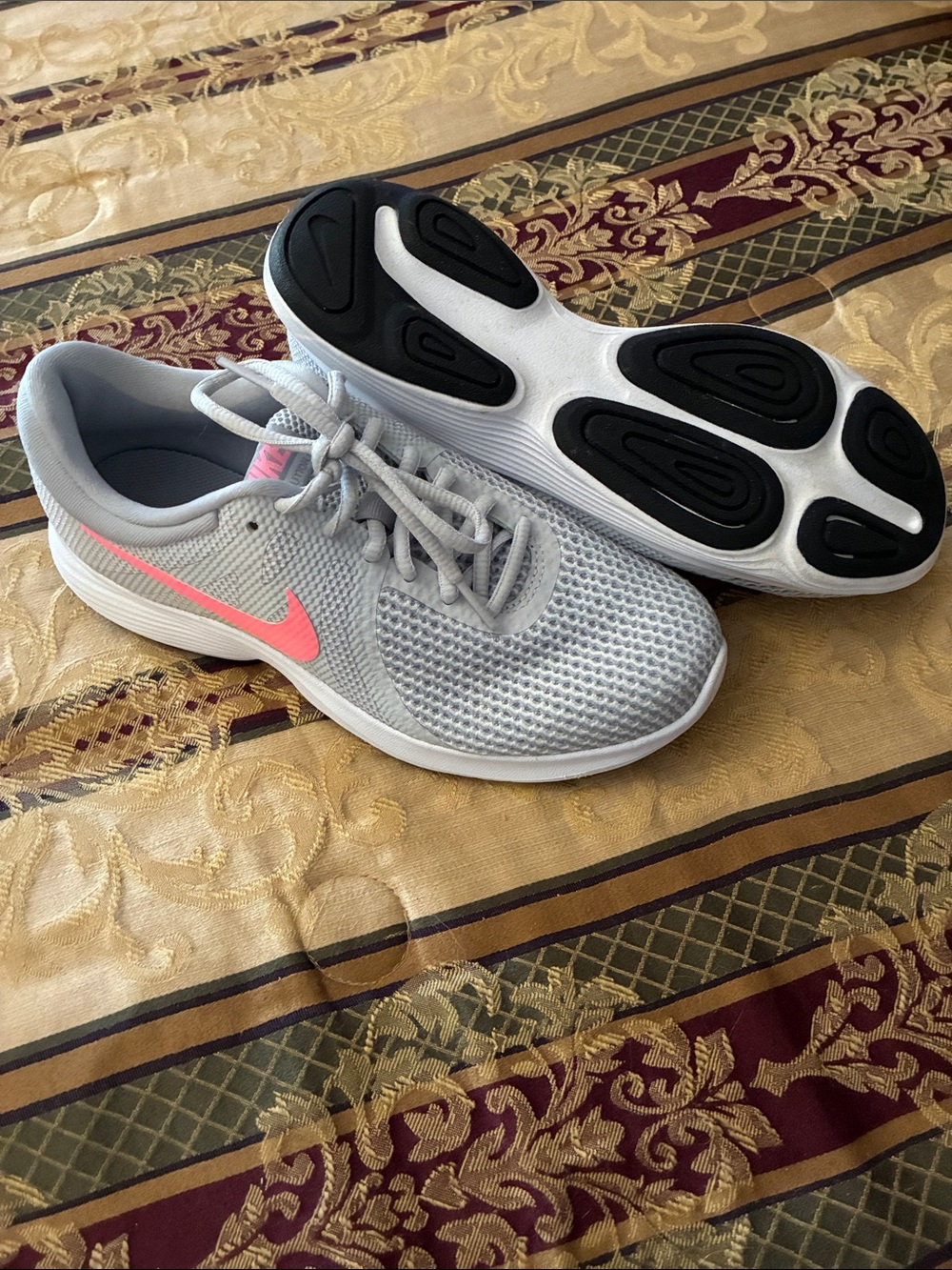 Nike Women's Athletic Shoes - Light Gray with Pink Swoosh